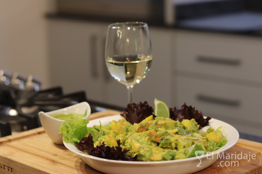 Ensalada de langostinos con aguacate y mango